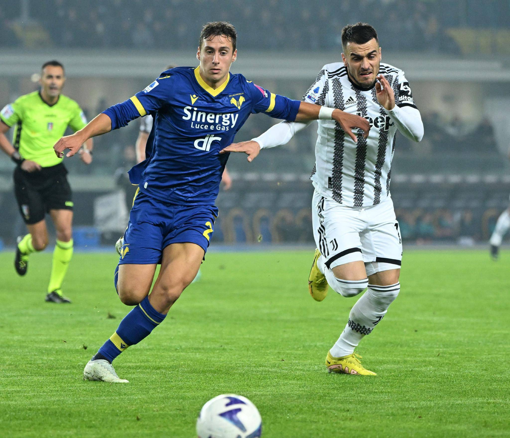 九游体育入口-AC米兰训练开放日，清晨手感冰凉引欢呼，英超在即，轮换策略成焦点