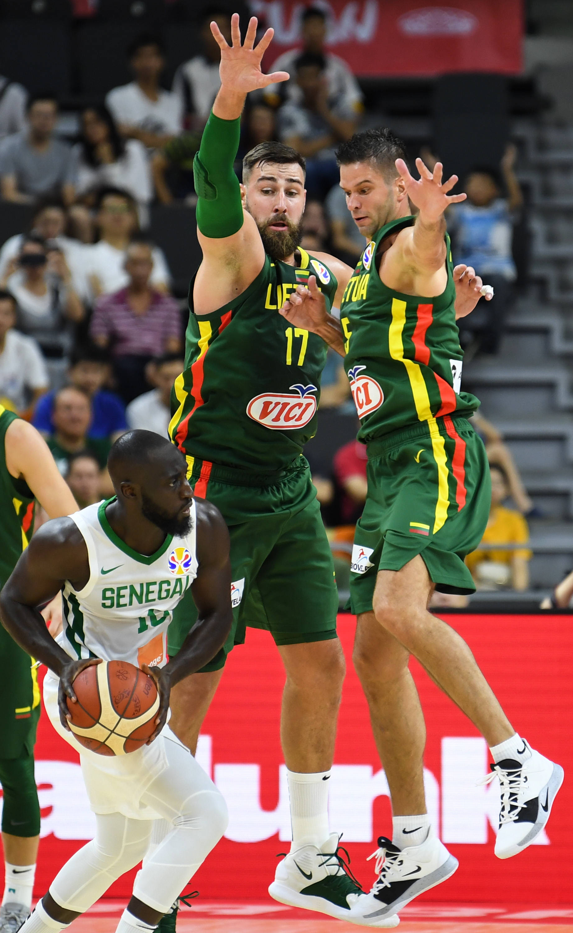 九游娱乐-关于亚特兰大训练开放日，集结日篮板制胜引欢呼，德国杯在即，年轻球员得到机会的信息